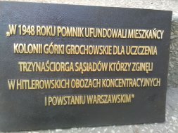 Tablica upamiętniającą ofiary, które zginęły podczas Powstania Warszawskiego