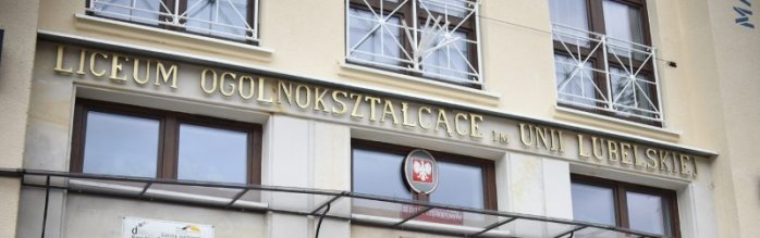 Mosiężne litery dla liceum